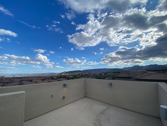 Building Photo - Gorgeous 3Bed/4Bath/2Car, 3-Story Townhome nestled in this beautiful Summerlin West Gated Communi...