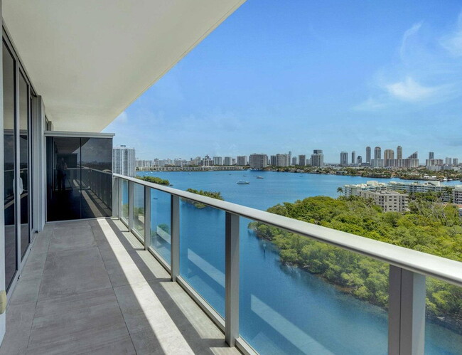 Foto del edificio - 16385 Biscayne Blvd