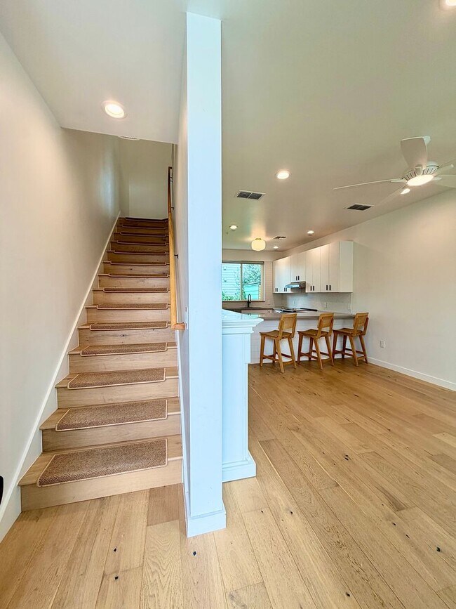 Building Photo - Modern Townhome in the Heart of the City