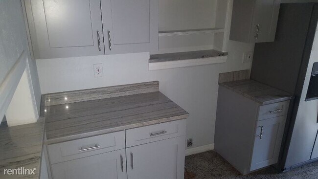 Building Photo - 3 br, 2 bath House - 607 E River Dr