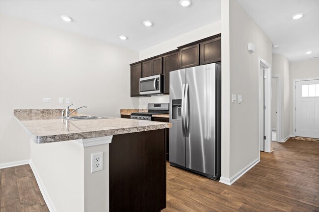 Building Photo - 218-220 Sussex Ct