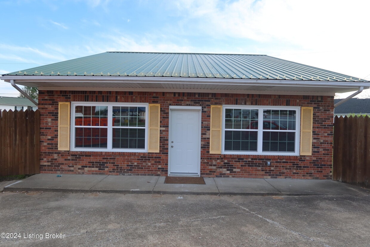Primary Photo - 118 Peonia Rd