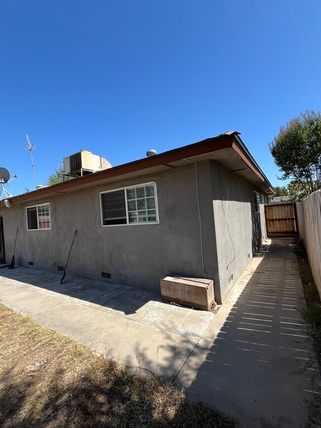 Building Photo - 1568 E Warner Ave