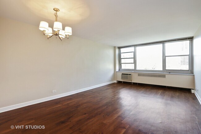 Building Photo - 555 W Cornelia Ave