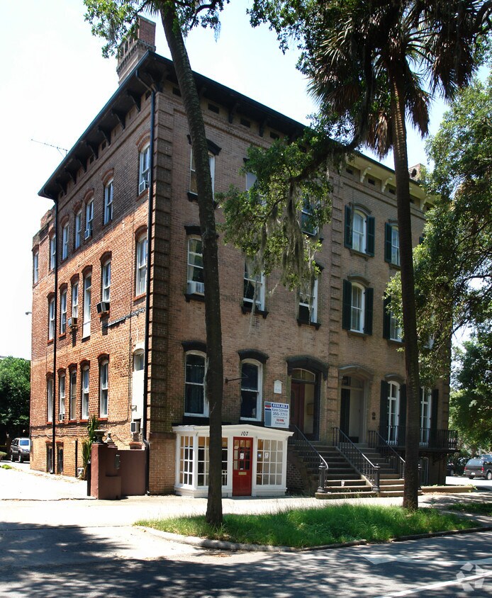 Primary Photo - 107 W Liberty St