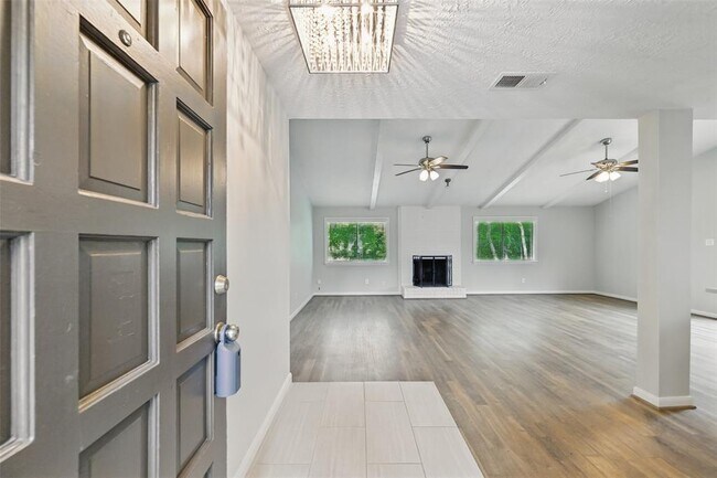 Building Photo - 4511 Ravine Dr
