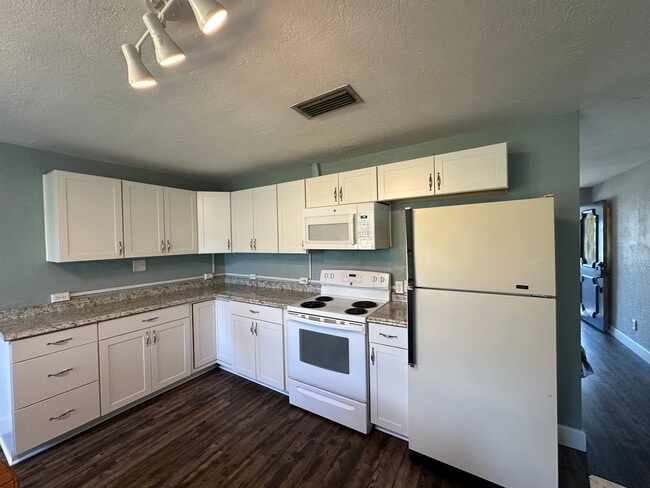 Building Photo - Charming 3 Bedroom Home in Quaint South Da...