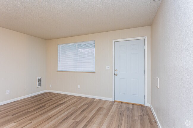 2 habitaciones, 1 baño - 730 pies cuadrados - Whispering Firs