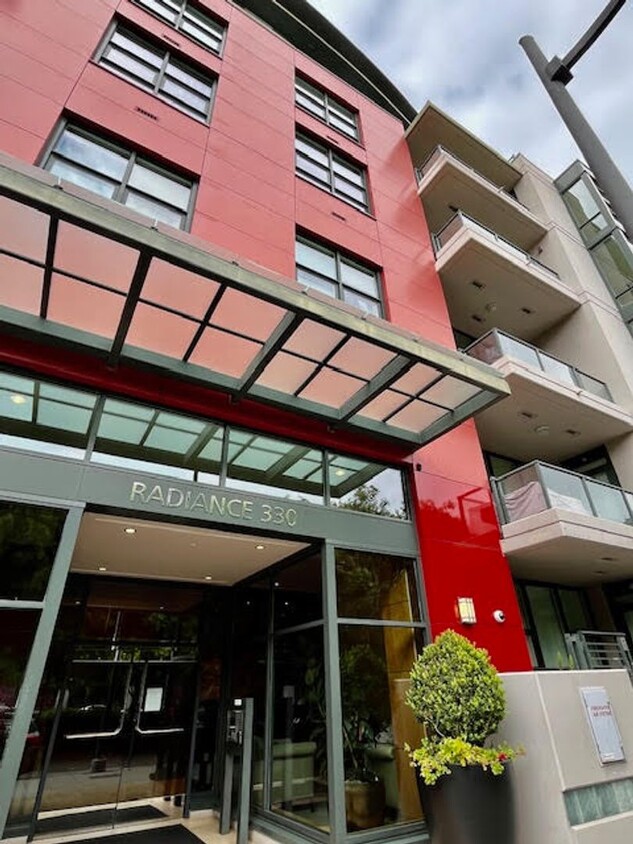 Foto principal - 1BR + Den/1BA W/ Deck +Parking & Storage @...