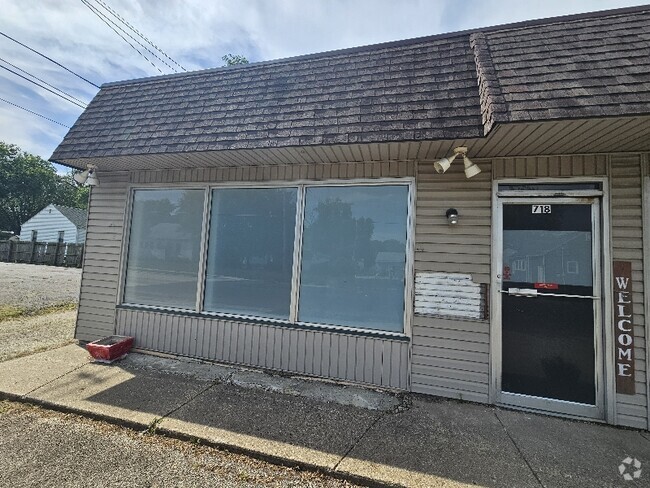 Building Photo - 718 Derby St
