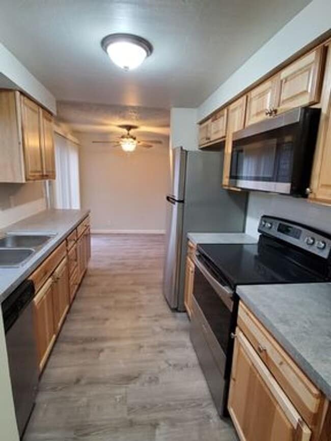 Building Photo - Fully Remodeled 3 Bedroom Townhome!