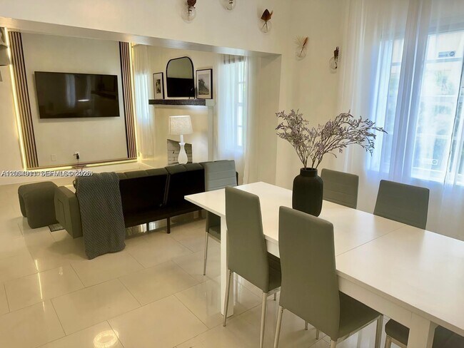 Foto del edificio - 6966 Byron Ave