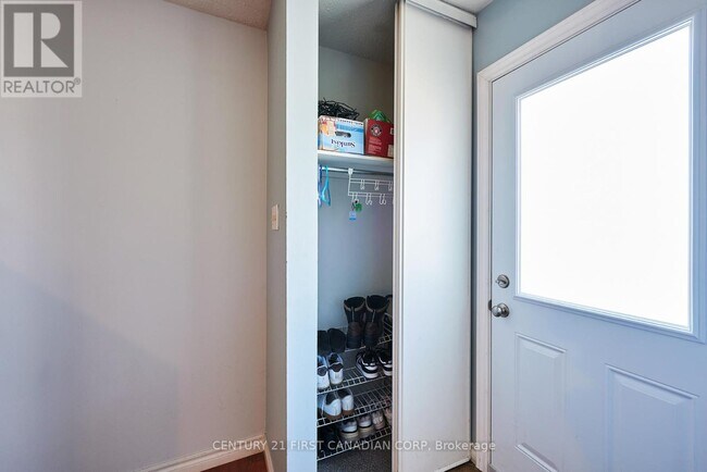 Photo du bâtiment - 311-311 Vesta Rd