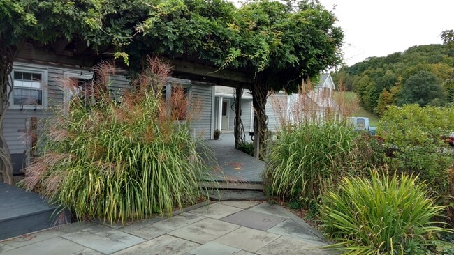 Beautiful deck and garden - 422 Co Rte 7