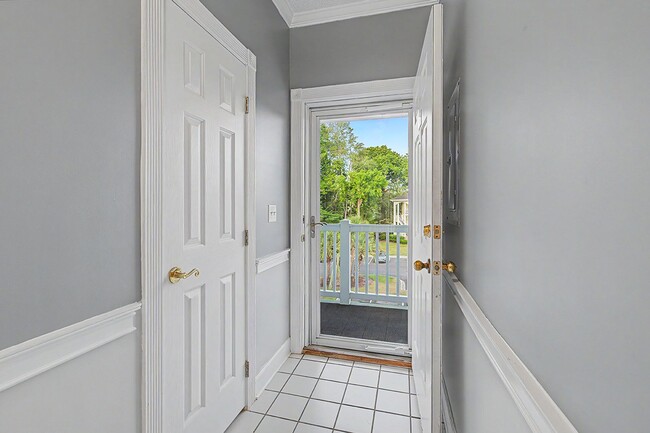 Building Photo - Condo in Arrowhead with brand new paint and carpet!