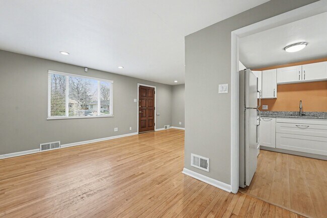 Building Photo - 424 S Locust St
