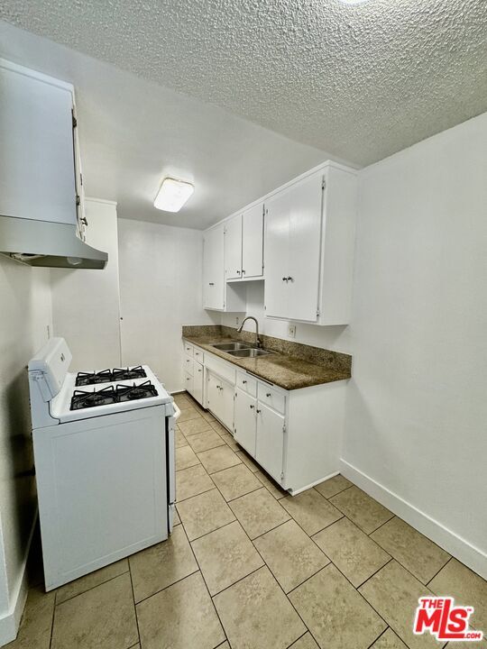Foto del edificio - 4115 W Century Blvd