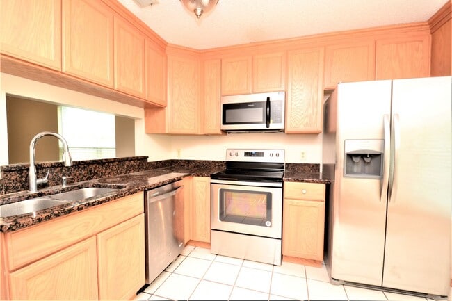 Building Photo - Upgraded Oviedo Home - Screened porch, fenced back yard, wood floors