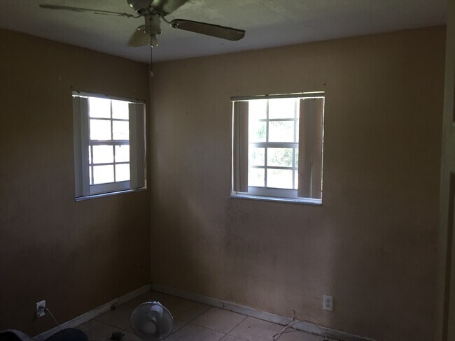 Foto del edificio - Amazing 3-1 house with fenced front and backyard !