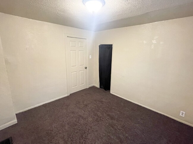 Foto del edificio - 4 Bedroom With 1.5 car garage/workshop combo (has electricity)