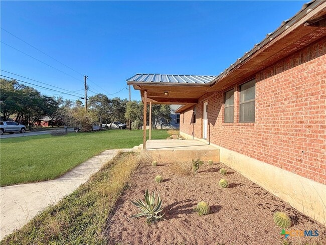 Building Photo - 1616 Lonesome