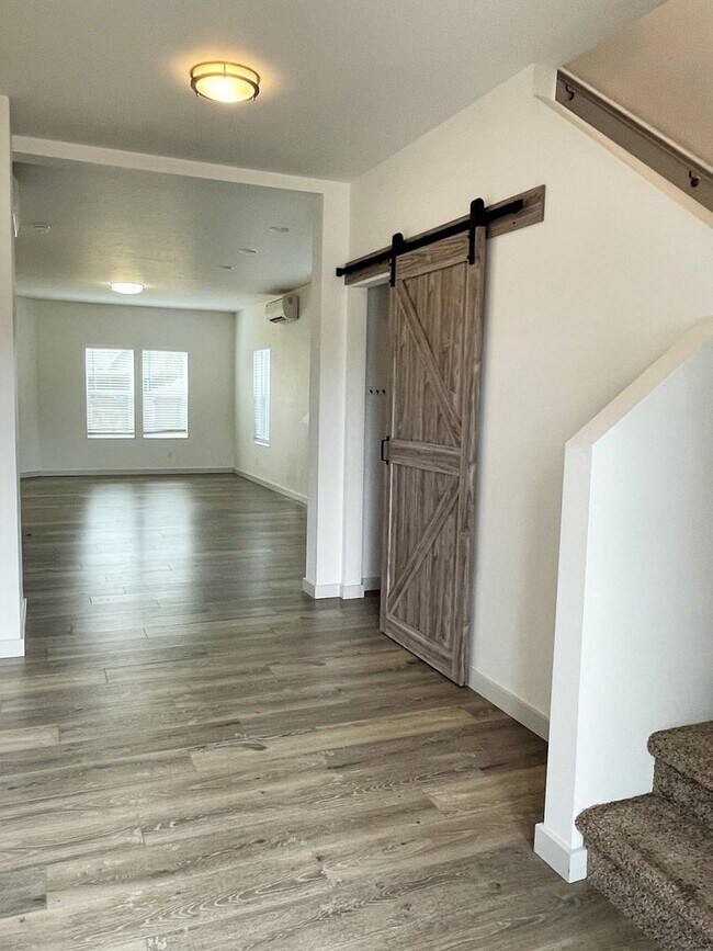 Foto del edificio - Beautiful3 bed 2,5 bath townhouse in Garden City