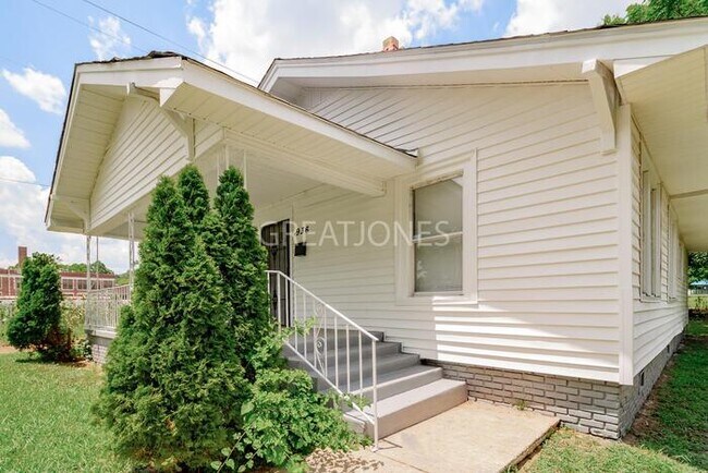 Foto del edificio - REDUCED! - NOW OFFERING 1/2 MONTH FREE WIT...
