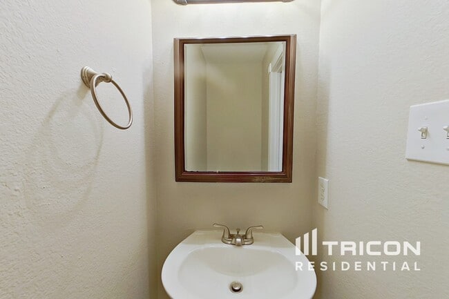 Foto del edificio - 2705 White Pine Dr