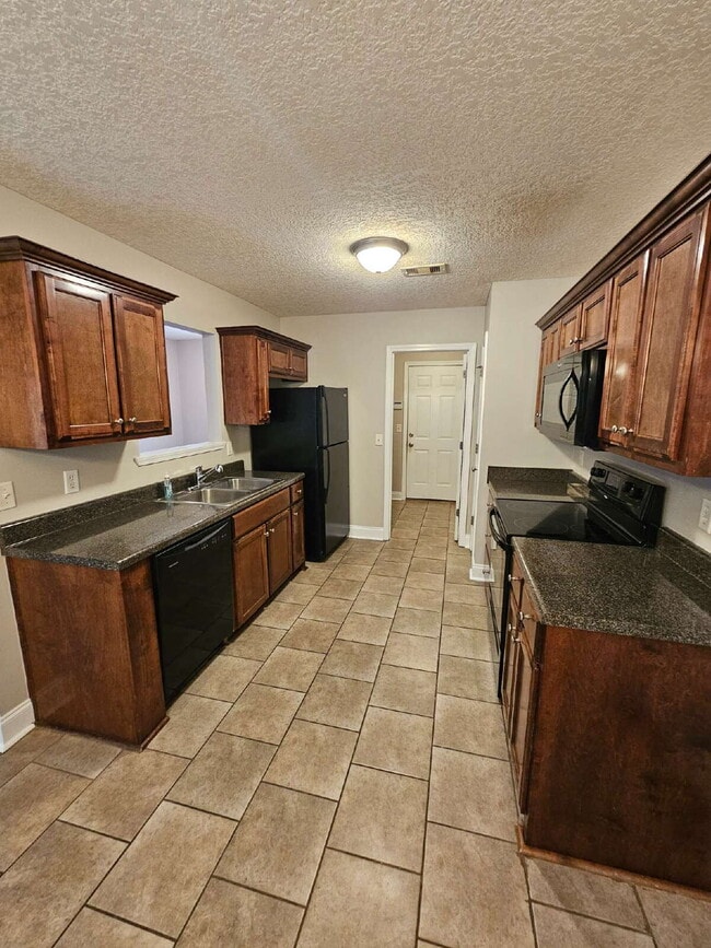 Building Photo - Home in Ludowici for rent with large fenced yard.