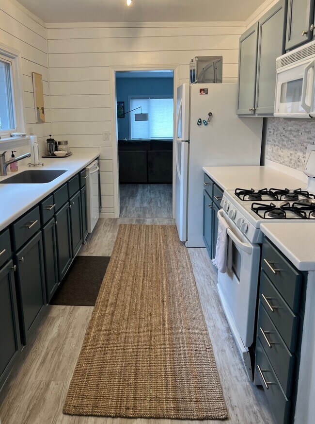 Amplio espacio de almacenamiento en la cocina - 815 Sixth St