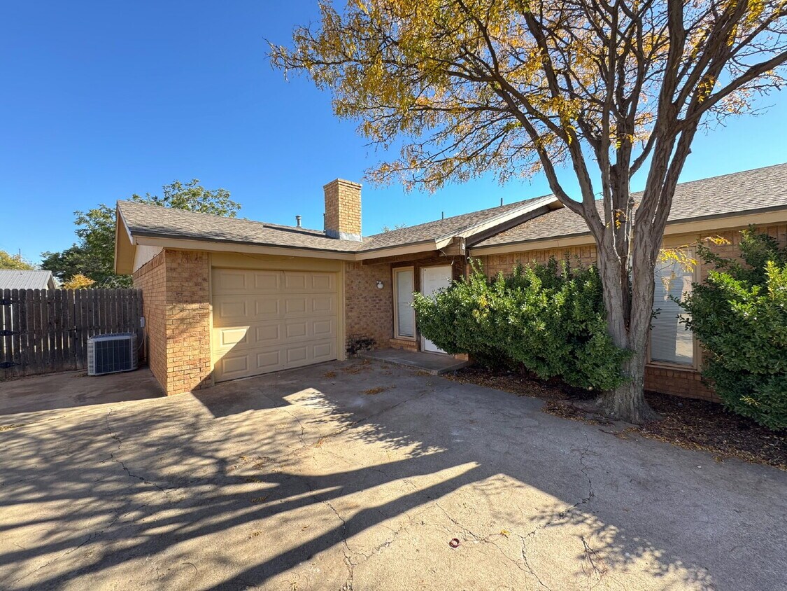 Foto principal - Beautiful 2-Bedroom Duplex with Fireplace!