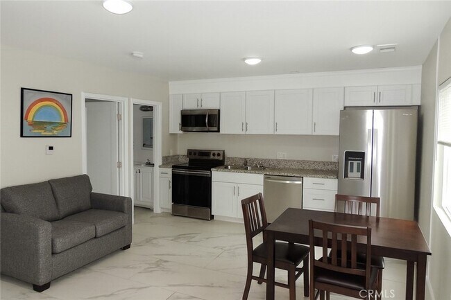 Foto del edificio - 23470 Victory Blvd