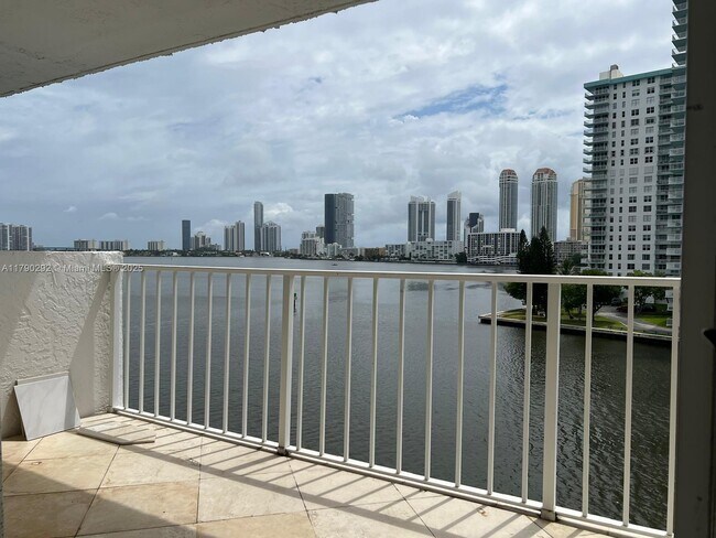 Foto del edificio - 4000 NE 170th St