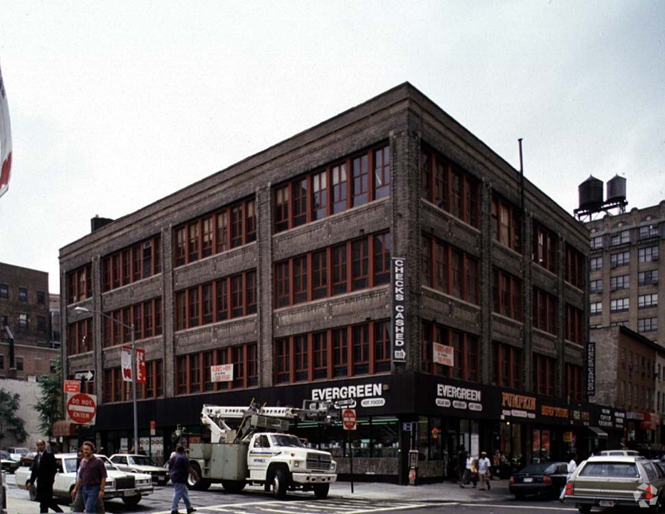 Foto del edificio - 100 Willoughby St