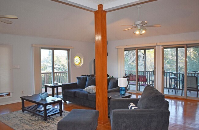 Building Photo - Adorable furnished home