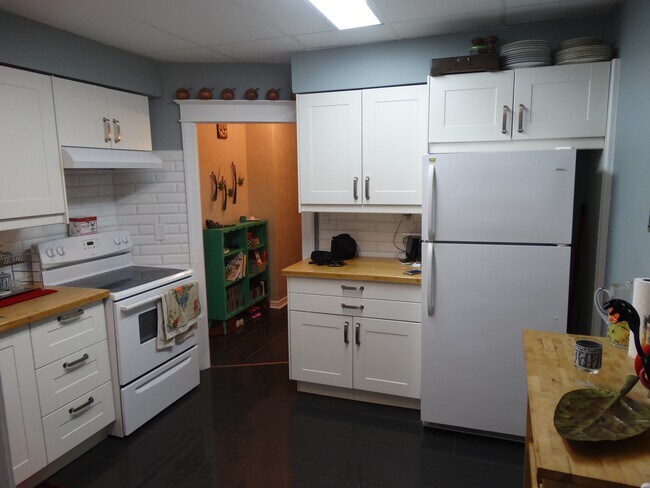 Building Photo - Main Floor Unit With Lots of Space and Charm