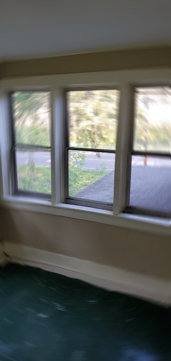 Building Photo - 908 Tulip St