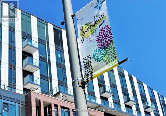 Photo du bâtiment - 1808-1808 St Clair Ave W