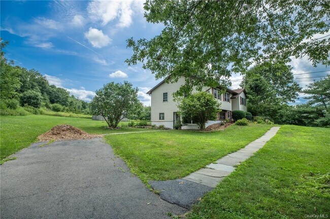 Foto del edificio - 247 Sugar Loaf Mountain Rd