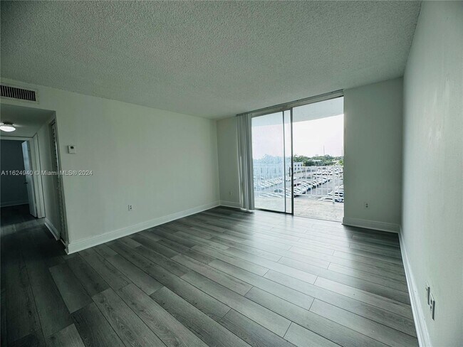 Foto del edificio - 488 NW 165th St