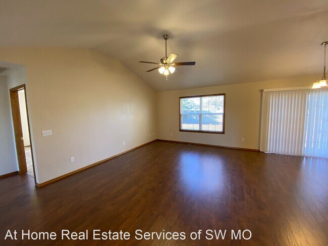 Building Photo - 3 br, 2 bath House - 625 S Hazelnut