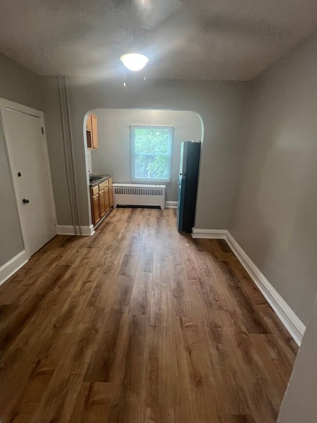 Building Photo - Bright 2-Bedroom with Spacious Bath & Priv...