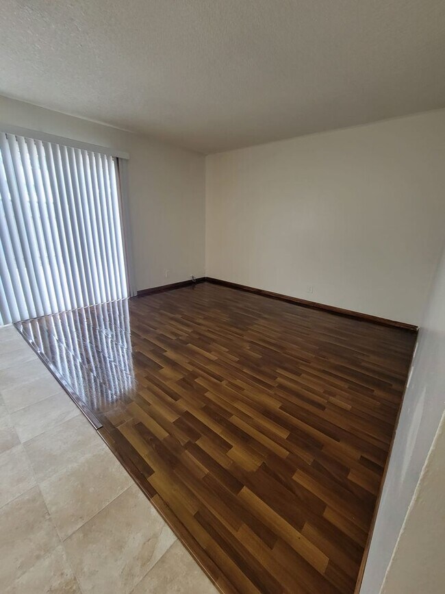 Foto del edificio - Large 4 bedroom 2 bath end unit townhome i...