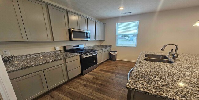 Building Photo - 1181 Lake Forest Dr