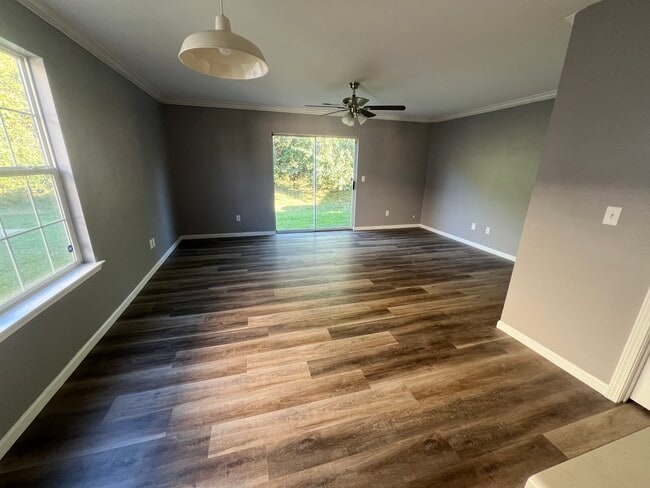 Building Photo - 716 Woodside Creek Dr