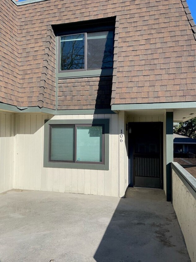 Primary Photo - Beautifully Updated Condo Close to Santa C...