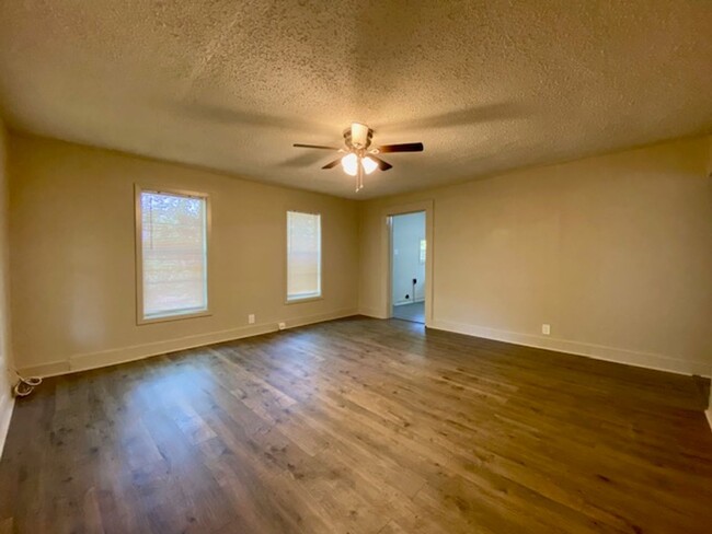 Building Photo - CUTE AND SPACIOUS 3 BEDROOM 1 BATH