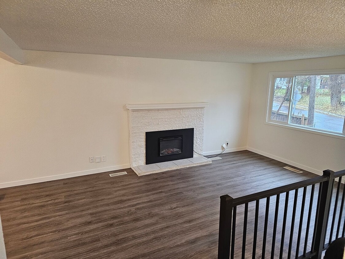 Primary Photo - Beautiful Renovated 4 bedroom home For Ren...