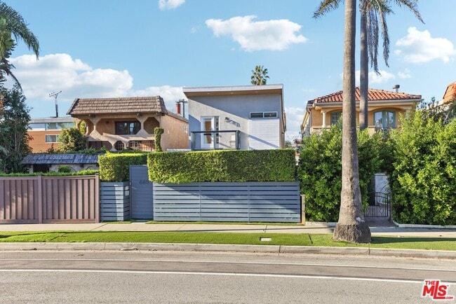 Foto del edificio - 665 Washington Blvd