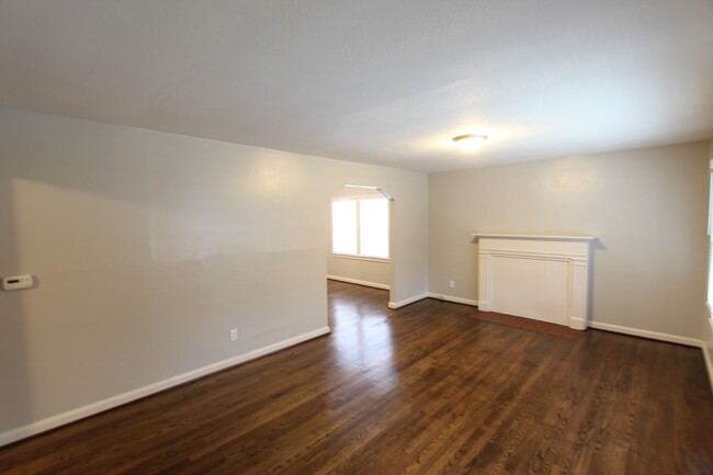 Building Photo - Large and Cute 4BR 2BA Eastlake Home in Mo...